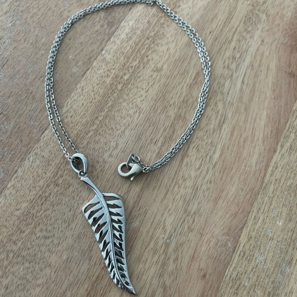 Leaf necklace 9” chain - Picture 2 of 2